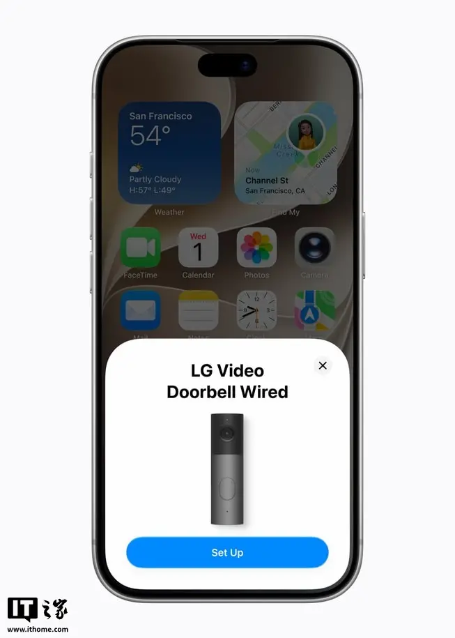 银色的iPhone 18 Pro显示LG视频有线门铃的主页屏幕,底部有一个设置按钮。