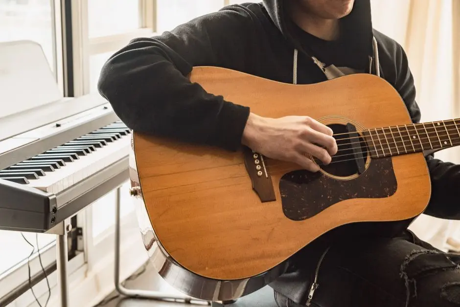 Show HN: Guitoro, a virtual guitar you strum with your keyboard