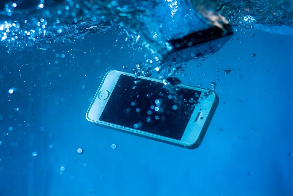 沉船是真的，iPhone 是编的：“霍尔木兹海峡漂满 iPhone”视频被证实系 AI 生成
