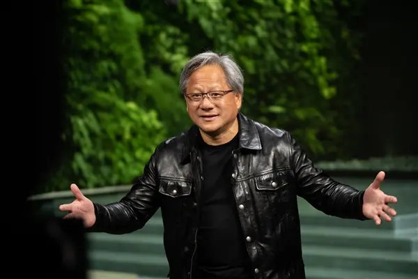 份额跌到34%后 黄仁勋最新表态:英伟达“绝对必须”与中国企业合作