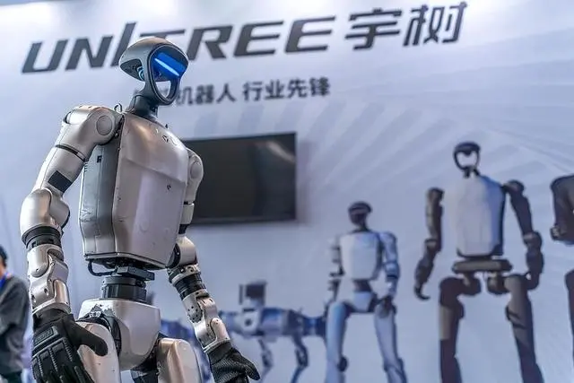 姚明问机器人打篮球能不能做假动作