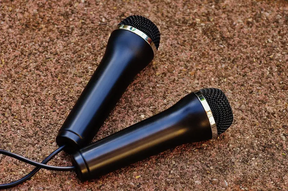 派早报：Insta360 发布 Insta360 Mic，Anthropic 推出 Claude Duet 等