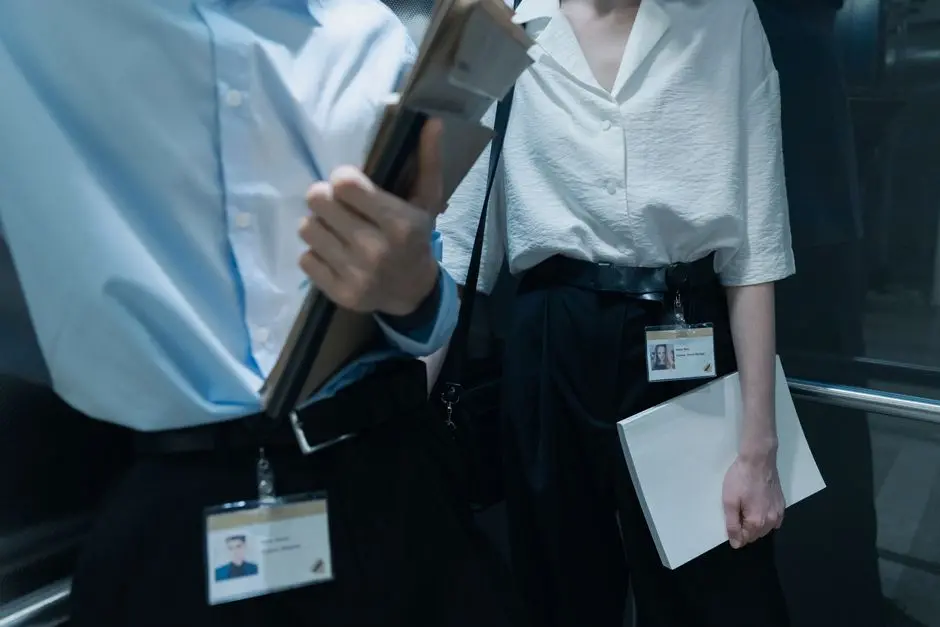 斜杠青年和工牌，谁能给AI时代打工人一份“体面”？