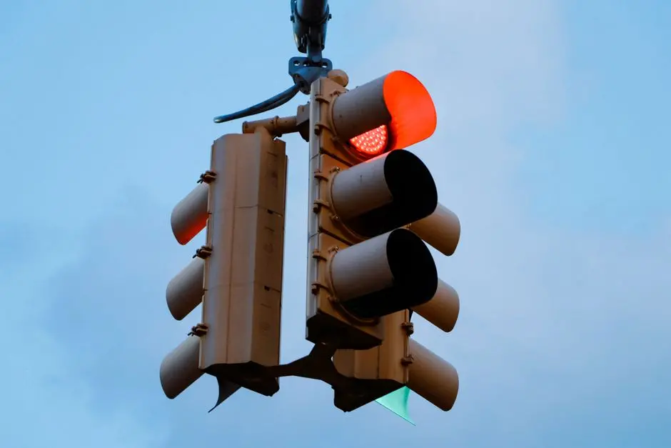 Feds want robotaxis to signal ‘I’m driving’ with cyan-colored lights