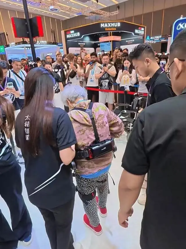 英国阿姨试穿中国机器人后成功行走