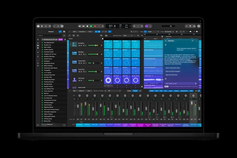 MacBook Pro 上显示着采用 Liquid Glass 设计的 Logic Pro 界面。