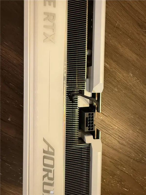 天上只会掉陷阱!网友半价买RTX 5090翻车:芯片被拆只剩空壳