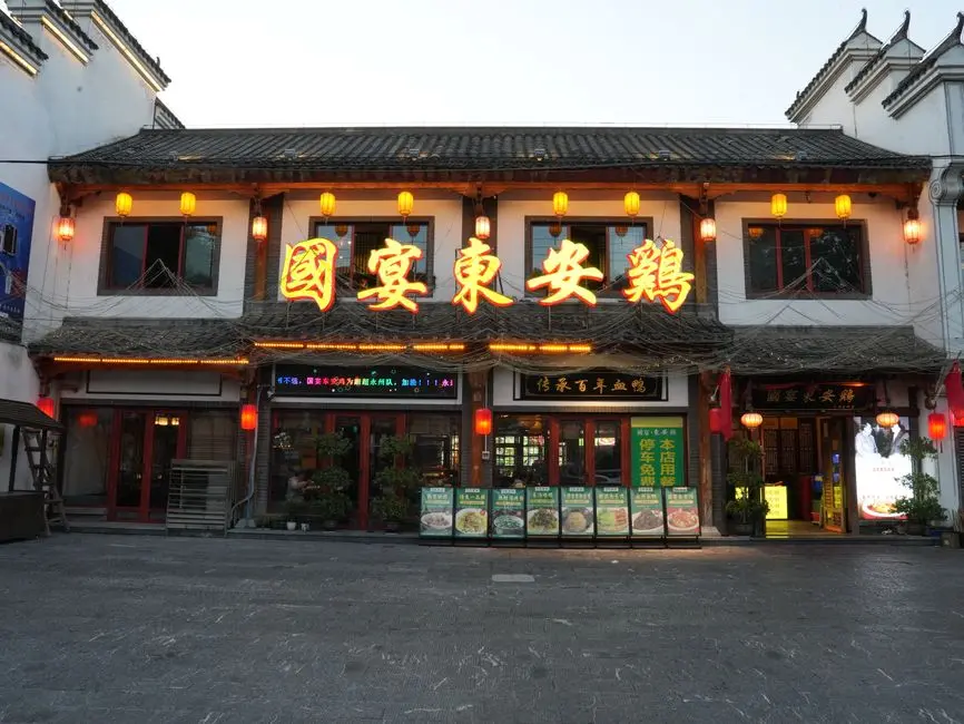 AI短剧的“不烧心宇宙”,秦始皇来了都得卖包子