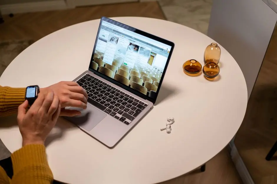 早报｜触屏MacBook Pro发布，发光logo回归/Gemini 4 Carbon发布，超越Opus 5.5/马斯克招寿司厨师，每天需能站立10小时