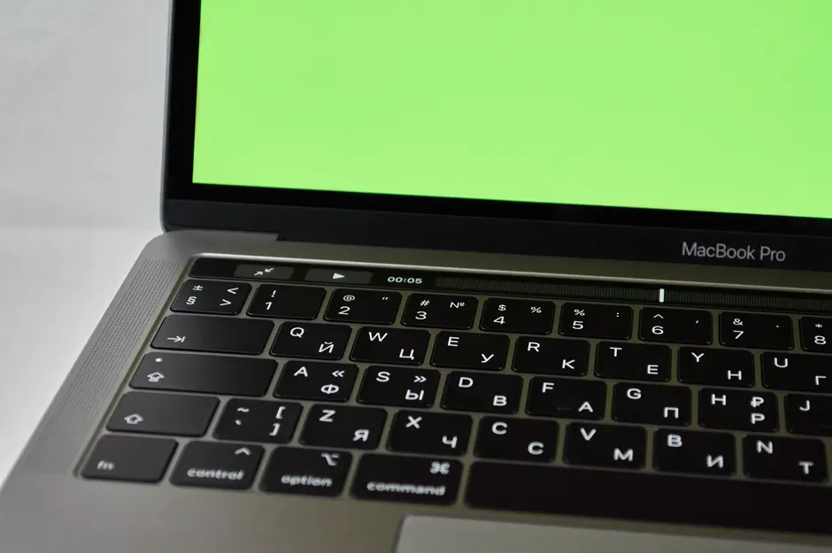 最高 128GB 统一内存:苹果首款触控 MacBook Pro 可本地运行数千亿参数 AI 模型