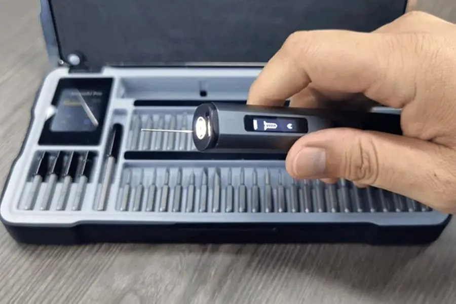 A person holding the Arrowmax Arrowspace S1 electric screwdriver showing its illuminated camera on the bottom.
