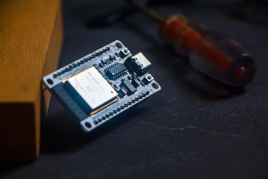 This electric screwdriver uses a camera and AI to figure out what bit you need
